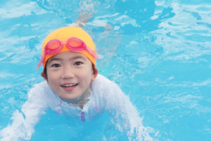 3歳娘の初めての習い事は「スイミング」に決めました。